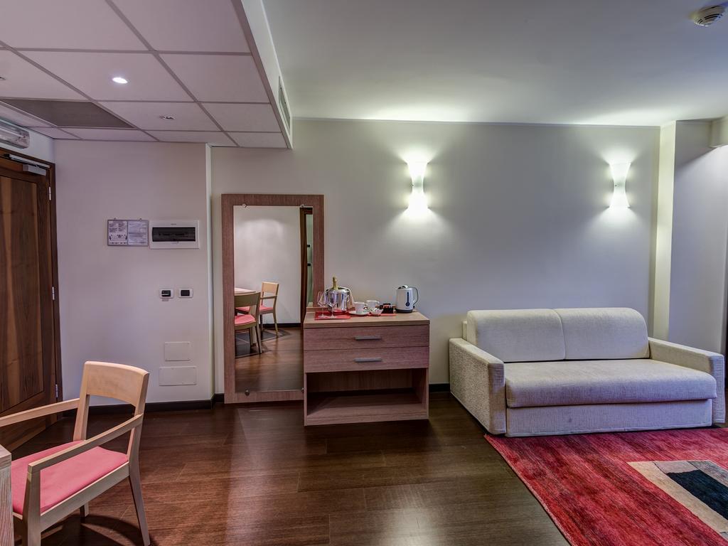 רוביגו Hotel Capital מראה חיצוני תמונה