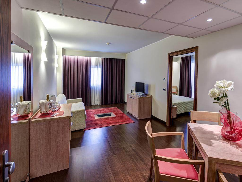רוביגו Hotel Capital מראה חיצוני תמונה