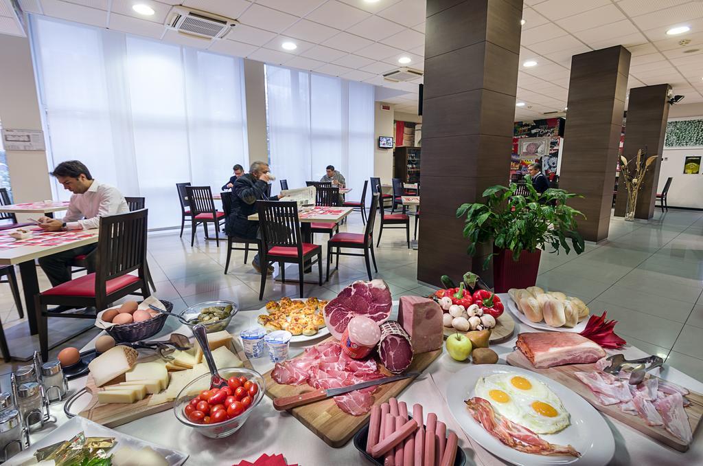 רוביגו Hotel Capital מראה חיצוני תמונה